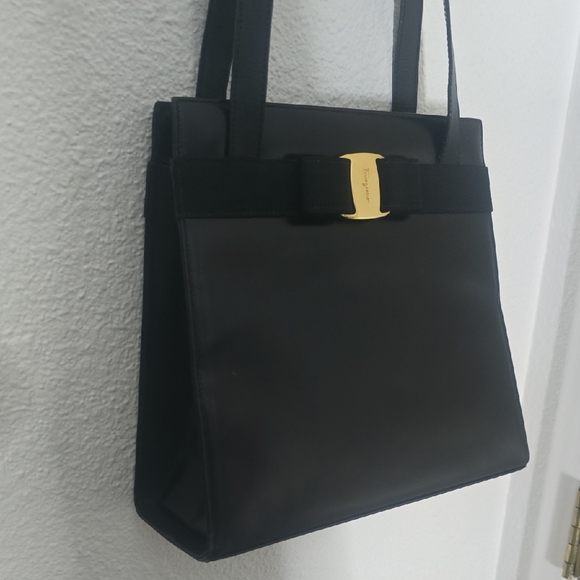 Salvatore Ferragamo Elegant Vera Bow Black & Gold Shoulder Bag (EUC)(COA)✨️🖤✨️ - Picture 6 of 16